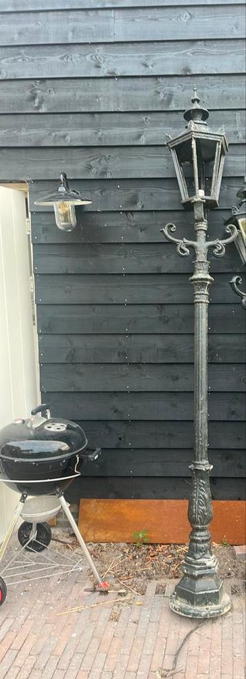 Lantaarn buiten groot ijzer. beschikbaar voor biedingen