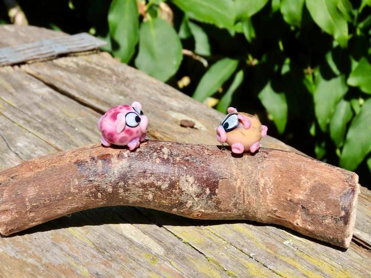 Twee kleine kunstwerkjes van glas, groot in schattigheid…, Verzamelen, Beelden en Beeldjes, Nieuw, Dier, Ophalen of Verzenden