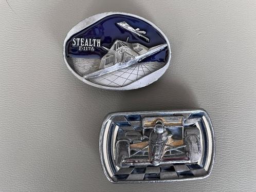 2x USA buckles: Formule raceauto en Stealth F-117A vliegtuig, Kleding | Heren, Riemen en Ceinturen, Gedragen, Losse buckle of gesp