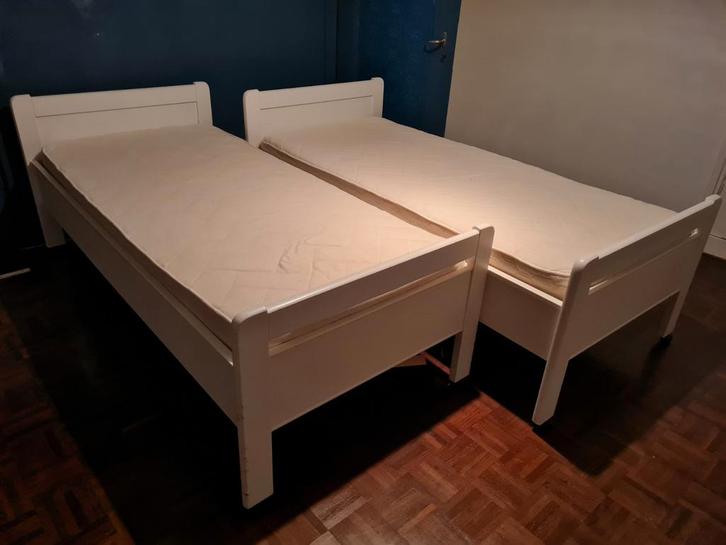 Twee witte houten eenpersoonsbedden elektrisch verstelbare, Huis en Inrichting, Slaapkamer | Bedden, Gebruikt, Eenpersoons, 90 cm