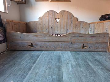 Steigerhouten meisjes bed beschikbaar voor biedingen