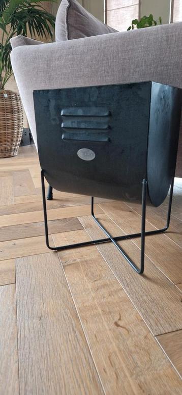 Riverdale krantenbak  beschikbaar voor biedingen