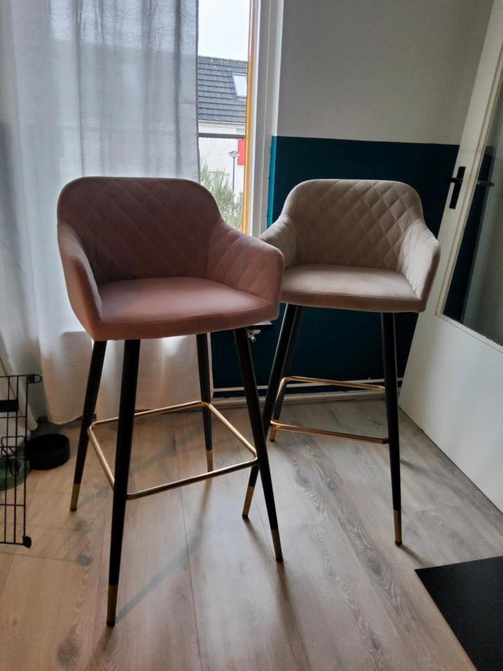 2 Velvet Barstoelen roze & beige - zga nieuw, Huis en Inrichting, Barkrukken, Zo goed als nieuw, 90 cm of meer, Metaal, 2 krukken