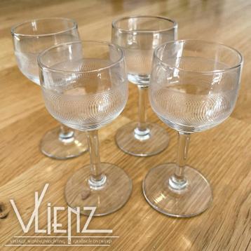 Vier vintage, retro borrelglaasjes, glazen, op voet beschikbaar voor biedingen