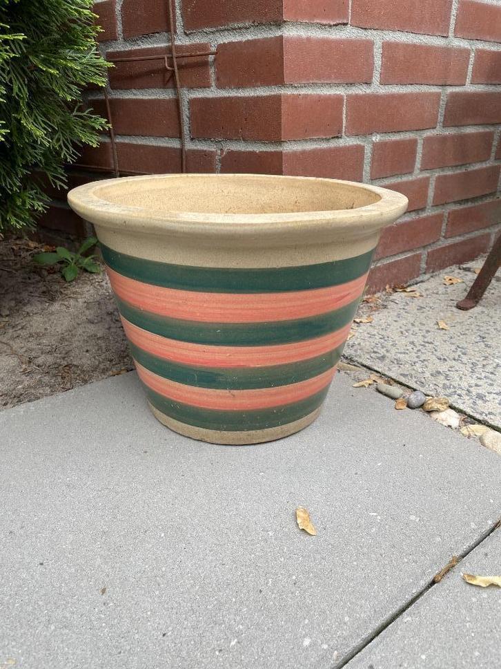 Mooie middenmaat bloempot in een frisse streep groen oranje, Tuin en Terras, Bloempotten, Aardewerk, Binnen, Balkon, Tuin, Minder dan 40 cm