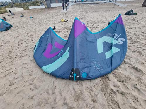 Duotone Dice SLS kites 9m uit 2022., Watersport en Boten, Kitesurfen, Zo goed als nieuw, 9 m², Geen board, Ophalen