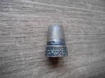 Zilver vingerhoedje met motief in de rand 925, Gebruikt, Reliëf, Ophalen of Verzenden, Nederland