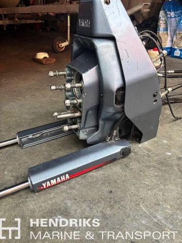 Yamaha Transom compleet met trimpomp beschikbaar voor biedingen