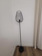 Stijlvolle zwarte staande lamp, Ophalen of Verzenden, Zo goed als nieuw, Metaal, Modern