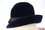 Vintage Dameshoed Cloche dophoed donker blauw velour 55 = S, Kleding | Dames, Hoeden en Petten, Ophalen of Verzenden, Gedragen