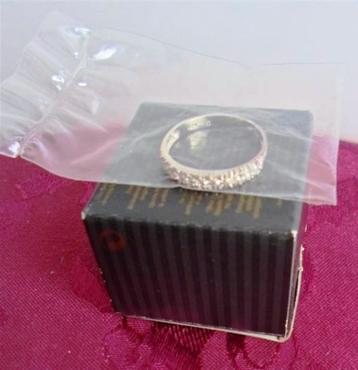 AVON ring. Goldplated (2 stuks met witte of roze steentjes.)