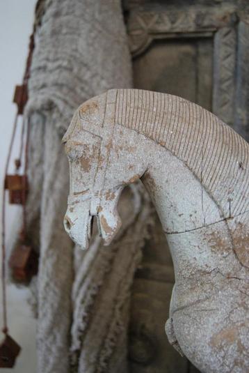 **OPHEFFINGSUITVERKOOP** antiek houten paard India stoer  beschikbaar voor biedingen