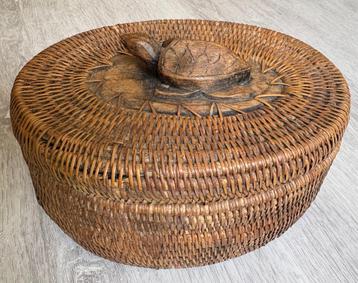 Mooi vintage rotan mandje van Lombok, Indonesië beschikbaar voor biedingen
