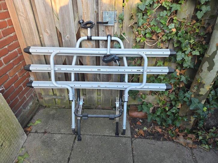 Menabo Logic Fietsendrager voor op achterklep, Auto diversen, Fietsendragers, Gebruikt, Achterklepdrager, 3 fietsen of meer, Brede banden