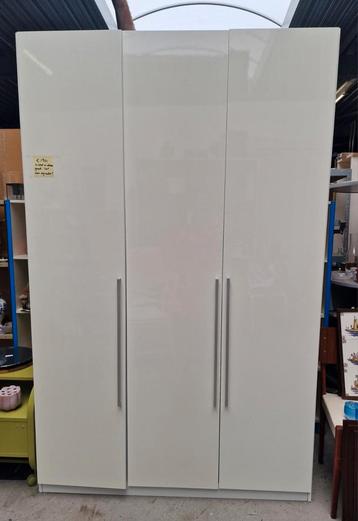 Grote hoogglans witte kledingkast! beschikbaar voor biedingen