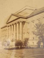 Ingelijste foto van het Academie Gebouw in Groningen - 1890, Foto, Ophalen of Verzenden, Zo goed als nieuw, Gebouw