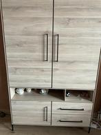 Een moderne kast met veel ruimte., Ophalen of Verzenden, Zo goed als nieuw, 25 tot 50 cm, 150 tot 200 cm
