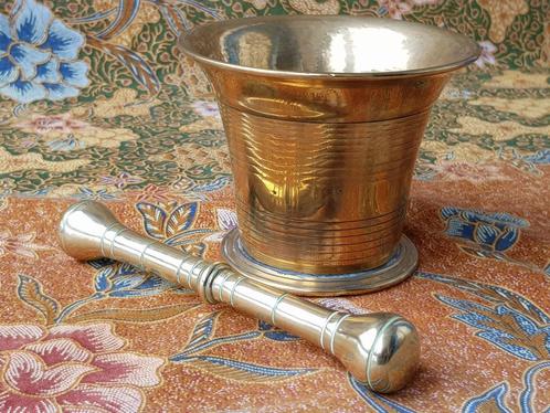 Mooie zware antieke vijzel met stamper uit Duitsland 9,5 cm., Antiek en Kunst, Antiek | Koper en Brons, Koper, Ophalen of Verzenden