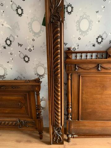 Antiek Houten Bed met Snijwerk Details - Uniek Stuk Meubelku beschikbaar voor biedingen