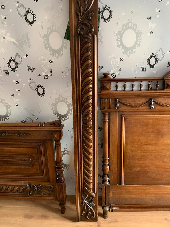 Antiek Houten Bed met Snijwerk Details - Uniek Stuk Meubelku, Antiek en Kunst, Antiek | Meubels | Bedden, Ophalen
