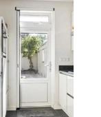 Kunststof kozijn + deur + elektrische rolluik + Plisse hor, Doe-het-zelf en Verbouw, Kozijnen en Schuifpuien, Kunststof, Deurkozijn