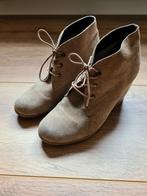 Beige sleehak van Invito maat 37, Schoenen met lage hakken, Beige, Ophalen of Verzenden, Zo goed als nieuw
