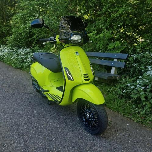 Vespa sprint Brom iget Neon smoke full option, Fietsen en Brommers, Scooters | Vespa, Gebruikt, Vespa S, Maximaal 45 km/u, Benzine