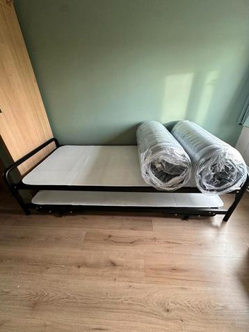 Volledig nieuw BED met onderschuif bed incl.2 matras (NIEUW) beschikbaar voor biedingen