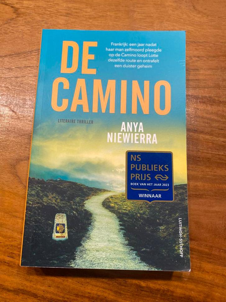 De Camino - Anya Niewierra, Boeken, Thrillers, Zo goed als nieuw, Nederland, Ophalen of Verzenden