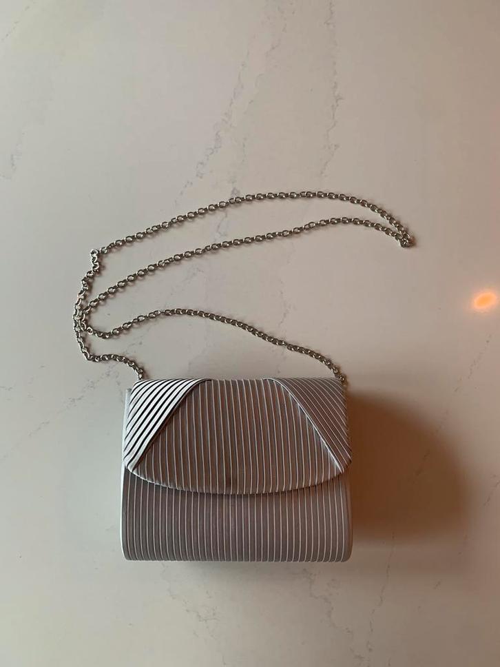 Nieuwprijs €49,95 - Tas clutch van Vera Mont, Sieraden, Tassen en Uiterlijk, Tassen | Damestassen, Gebruikt, Avondtasje, Grijs