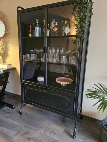 Stoere Industriële buffetkast bepure metaal/glas beschikbaar voor biedingen
