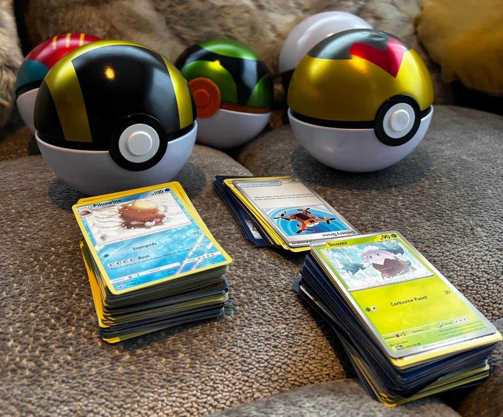 5 pokeballen met stapel bulk, Ophalen of Verzenden, Zo goed als nieuw, Meerdere kaarten