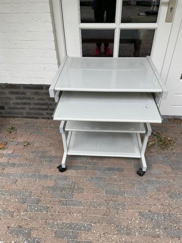 Computertafeltje op wielen  beschikbaar voor biedingen