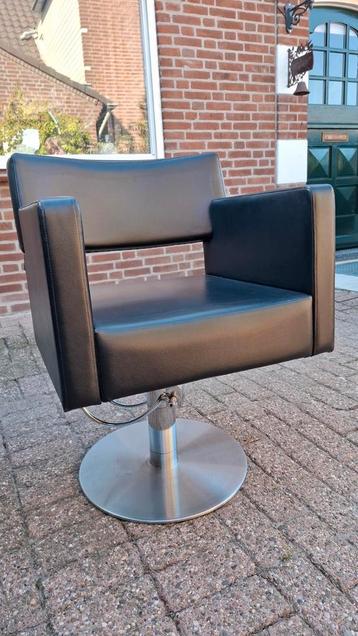 Kappersstoel / knipstoel beschikbaar voor biedingen