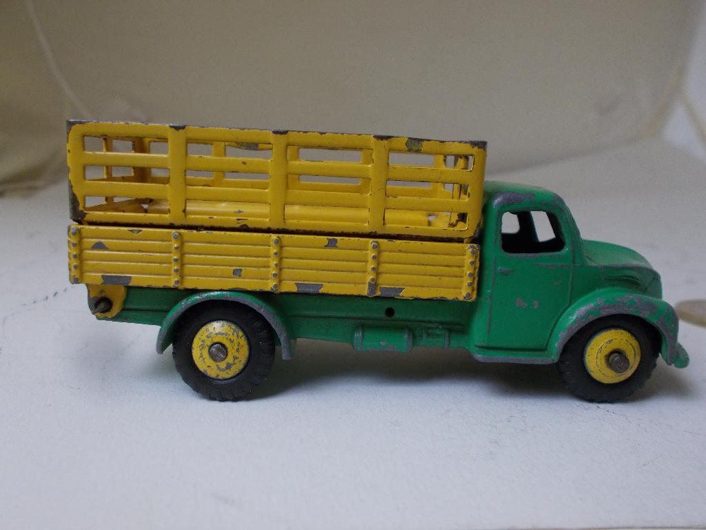 1950 Dinky Toys 30N DODGE FARM PRODUCE WAGON. (-B-), Ophalen of Verzenden, Gebruikt, Tractor of Landbouw, Dinky Toys
