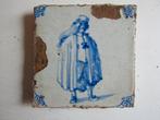 een 17e eeuwse tegel met een deftige heer., Ophalen of Verzenden