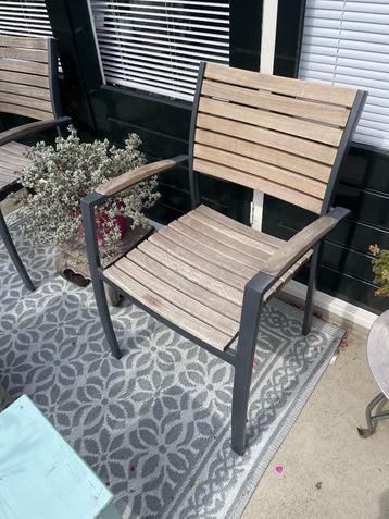 4 tuinstoelen houten latten met metalen frame, stapelbaar beschikbaar voor biedingen