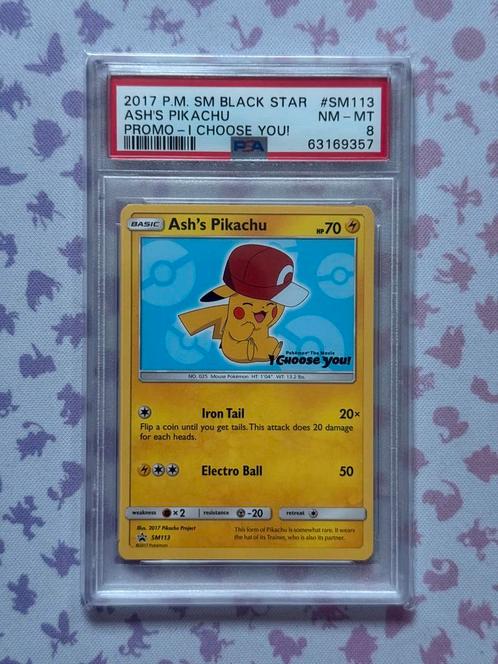 Ash’s Pikachu SM113 Pokémon S&M Black Star Promo 2017 PSA 8, Hobby en Vrije tijd, Verzamelkaartspellen | Pokémon, Nieuw, Losse kaart