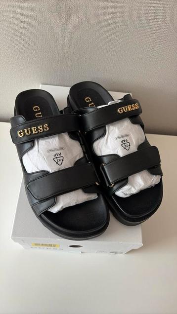 Guess slippers beschikbaar voor biedingen