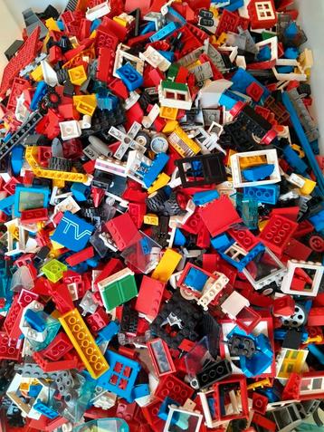 Ruim 13 kg aan losse lego, platen en boekjes. beschikbaar voor biedingen