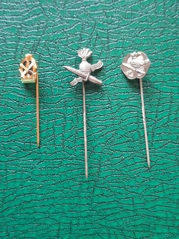 3x o.a. oude speltjes Korps Commando Troepen  beschikbaar voor biedingen