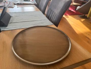 Ronde koperkleurige schaal voor kaarsen beschikbaar voor biedingen