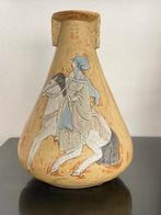 Porseleinen Japanse vaas met reliëf van ruiter te paard., Minder dan 50 cm, Ophalen of Verzenden, Zo goed als nieuw, Aardewerk of Porselein