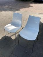 Twee moderne witte eetkamerstoelen, Ophalen, Kunststof, Gebruikt, Twee