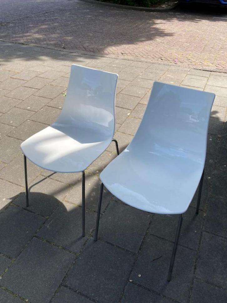 Twee moderne witte eetkamerstoelen, Huis en Inrichting, Stoelen, Gebruikt, Twee, Kunststof, Wit, Ophalen