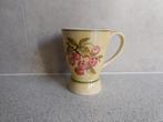 Mok 11 cm. Creme Rode Kers Vic's Handpainted, Huis en Inrichting, Ophalen of Verzenden, Zo goed als nieuw, Overige stijlen, Kop(pen) en/of Schotel(s)