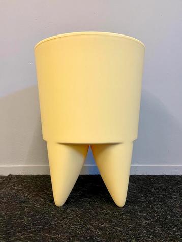 Philippe Starck Bubu kruk XO geel opbergkruk jaren 90 beschikbaar voor biedingen