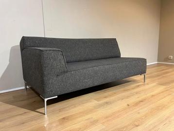 Design on Stock Bloq - 2,5 Zits - Stof - Design - Nieuwstaat beschikbaar voor biedingen
