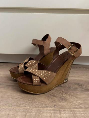 Leuke beige/bruine Invito sandalen met sleehak maat 38. beschikbaar voor biedingen