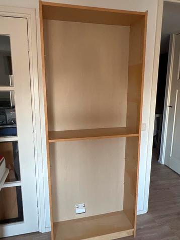 Open boekenkast met losse planken